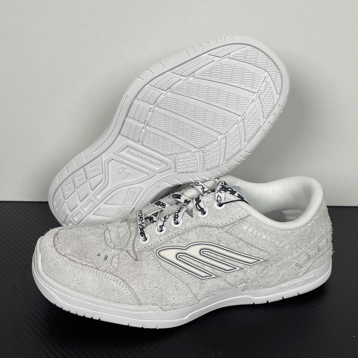 Balenciaga 巴黎世家 18代 Hamptons Worn-0ut 涤纶(聚酯纤维)牛皮革 圆头系带低帮 生活休闲鞋 男女同款 波鞋 灰色 翻毛皮 841765WHPSU9910