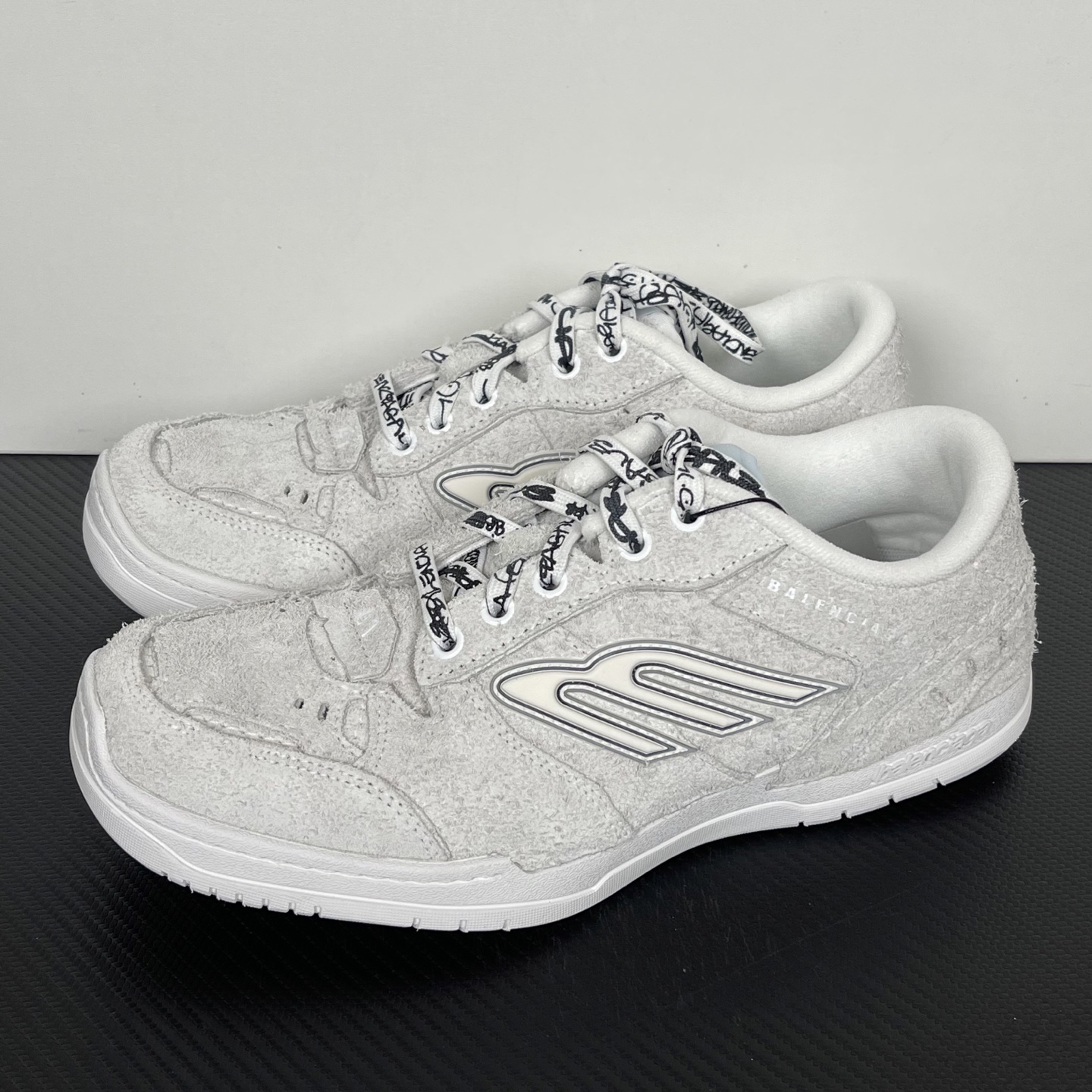 Balenciaga 巴黎世家 18代 Hamptons Worn-0ut 涤纶(聚酯纤维)牛皮革 圆头系带低帮 生活休闲鞋 男女同款 波鞋 灰色 翻毛皮 841765WHPSU9910