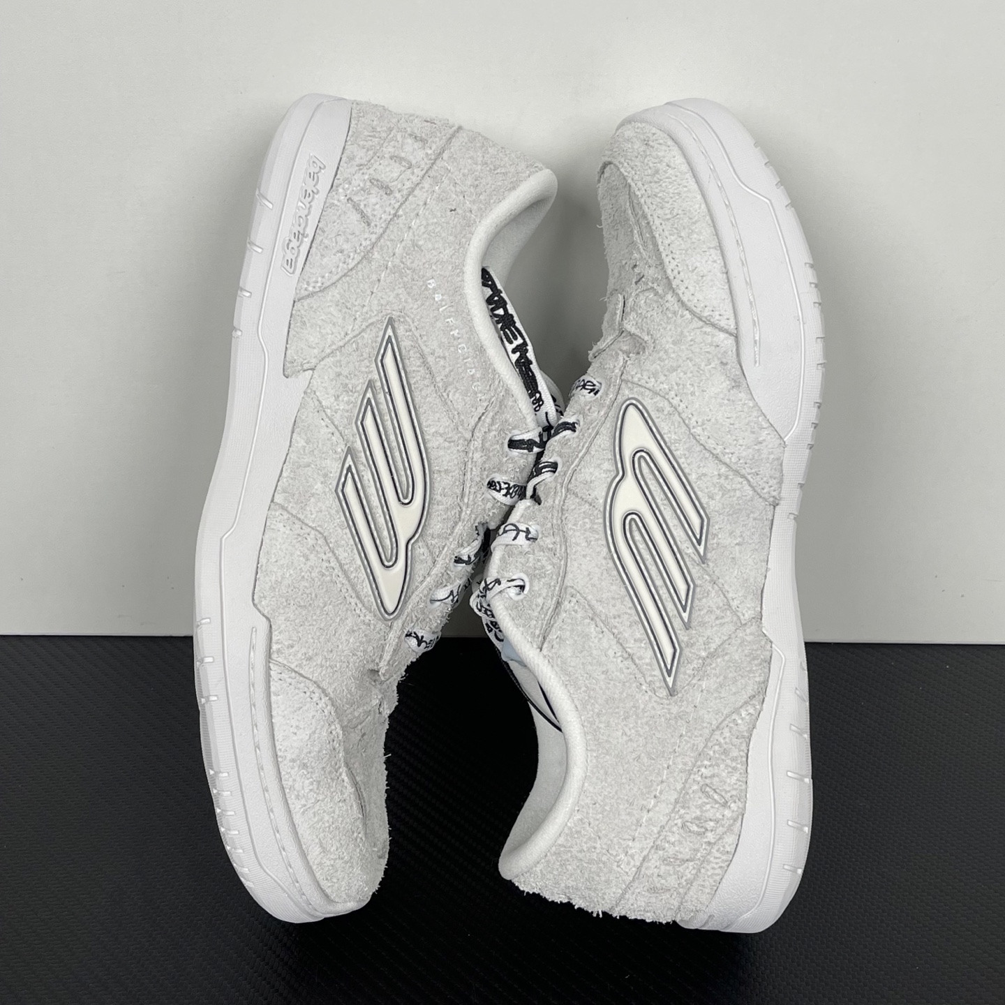 Balenciaga 巴黎世家 18代 Hamptons Worn-0ut 涤纶(聚酯纤维)牛皮革 圆头系带低帮 生活休闲鞋 男女同款 波鞋 灰色 翻毛皮 841765WHPSU9910