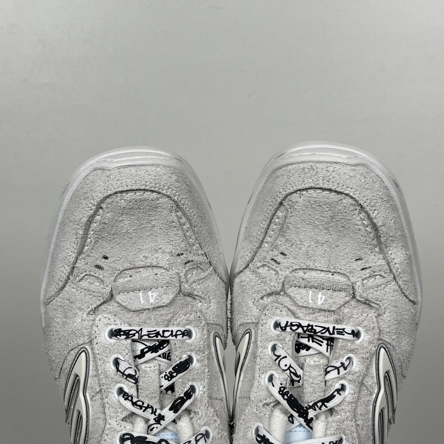 Balenciaga 巴黎世家 18代 Hamptons Worn-0ut 涤纶(聚酯纤维)牛皮革 圆头系带低帮 生活休闲鞋 男女同款 波鞋 灰色 翻毛皮 841765WHPSU9910