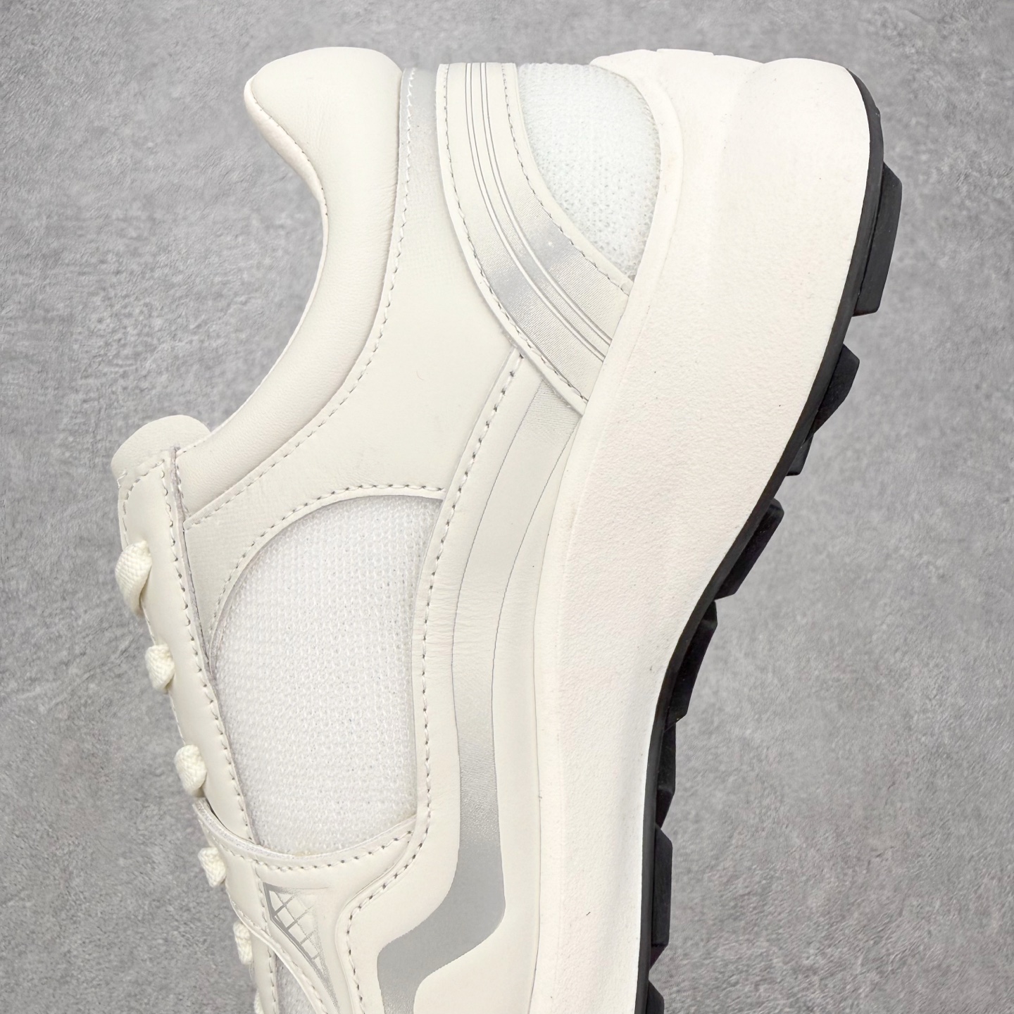 CHANEL 香奈儿 26C 徽标 银灰色 低筒 运动鞋 休闲鞋 跑步鞋 女鞋 白色 G47012 B23027 U6225