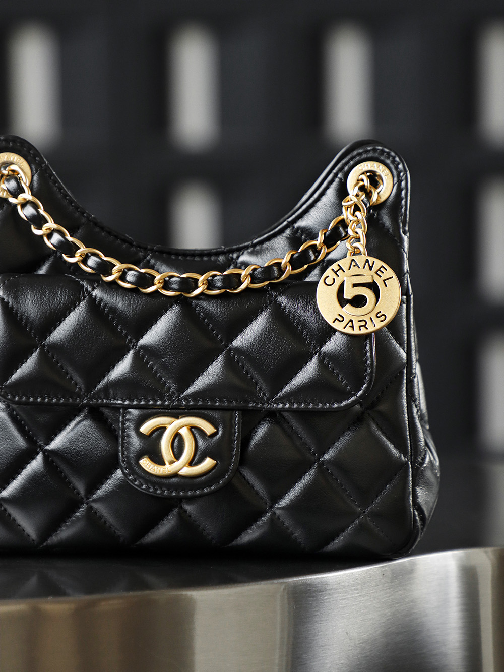 顶规 Chanel 香奈儿 HOBO 25S 嬉皮 头层皮 手提袋 斜挎包 包包  黑色  AS4323-B20567-94305