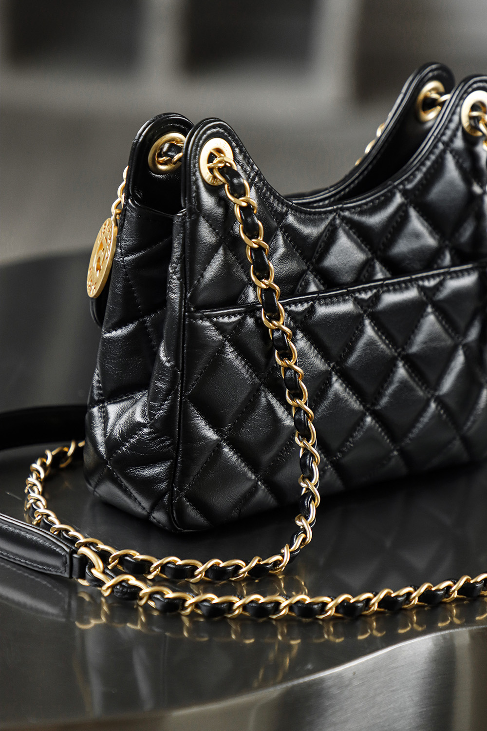 顶规 Chanel 香奈儿 HOBO 25S 嬉皮 头层皮 手提袋 斜挎包 包包  黑色  AS4323-B20567-94305