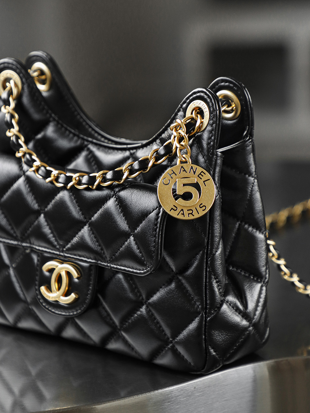 顶规 Chanel 香奈儿 HOBO 25S 嬉皮 头层皮 手提袋 斜挎包 包包  黑色  AS4323-B20567-94305