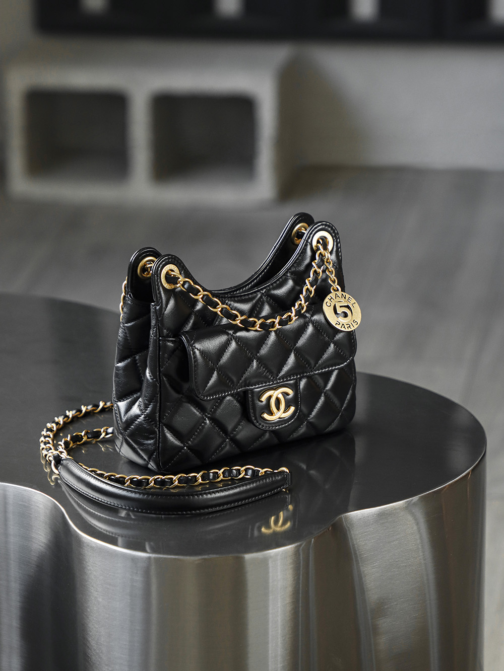 顶规 Chanel 香奈儿 HOBO 25S 嬉皮 头层皮 手提袋 斜挎包 包包  黑色  AS4323-B20567-94305