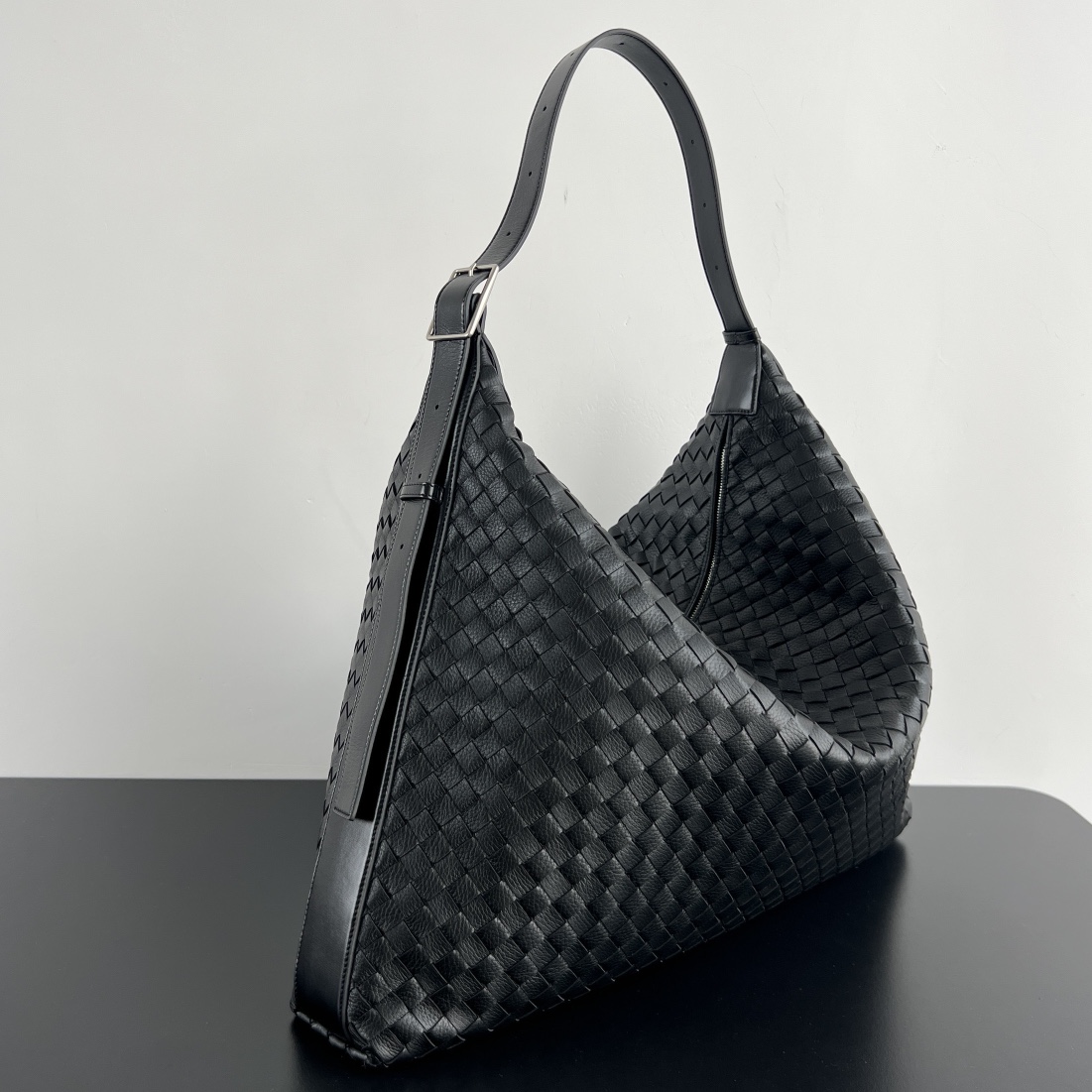 大号 BV 葆蝶家  Hobo Intrecciato 编织设计 购物袋 流浪手提袋 斜款包 男款  鹿皮  黑色806976 