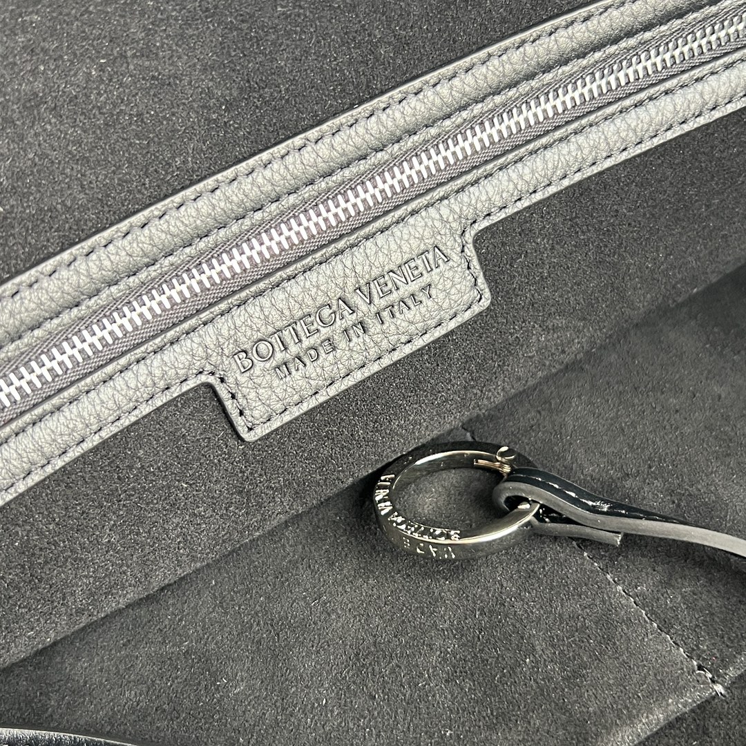 大号 BV 葆蝶家  Hobo Intrecciato 编织设计 购物袋 流浪手提袋 斜款包 男款  鹿皮  黑色806976 