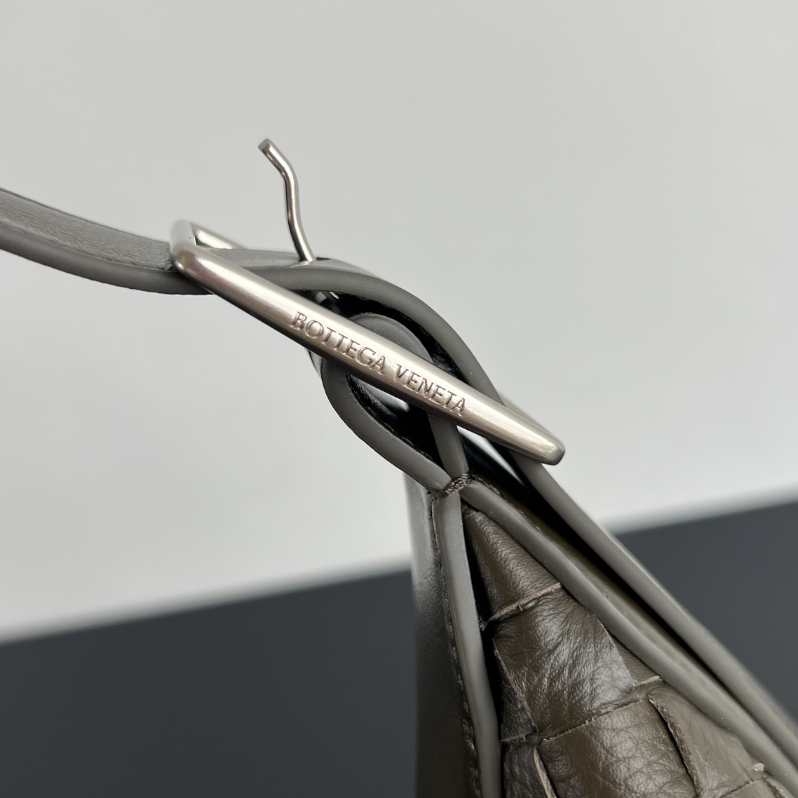 大号 BV 葆蝶家  Hobo Intrecciato 编织设计 购物袋 流浪手提袋 斜款包 男款  鹿皮  深卡其色806976 