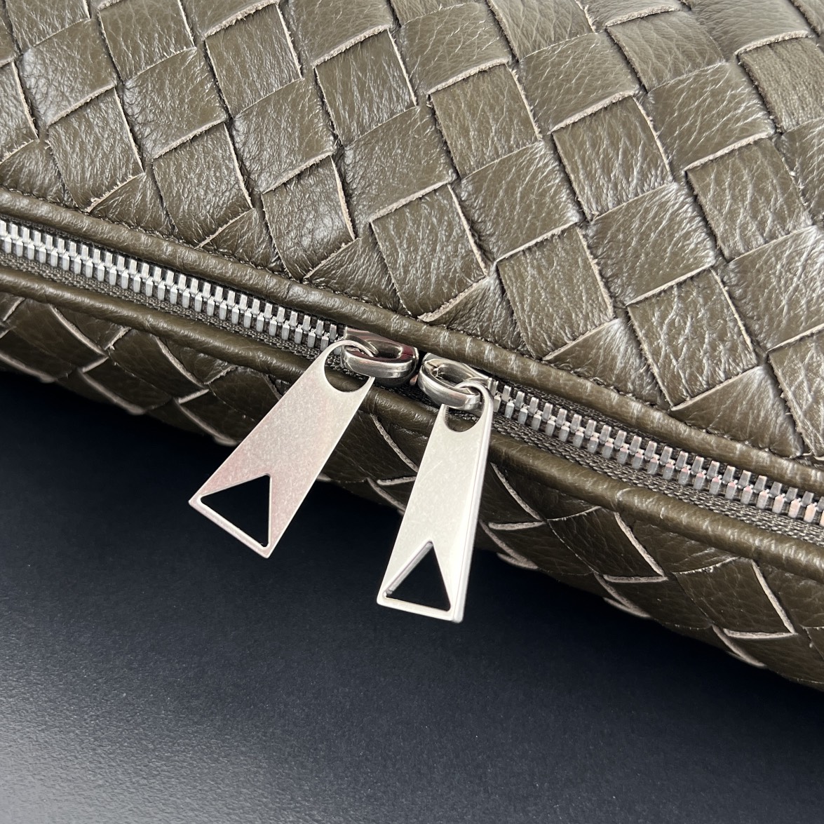 大号 BV 葆蝶家  Hobo Intrecciato 编织设计 购物袋 流浪手提袋 斜款包 男款  鹿皮  深卡其色806976 