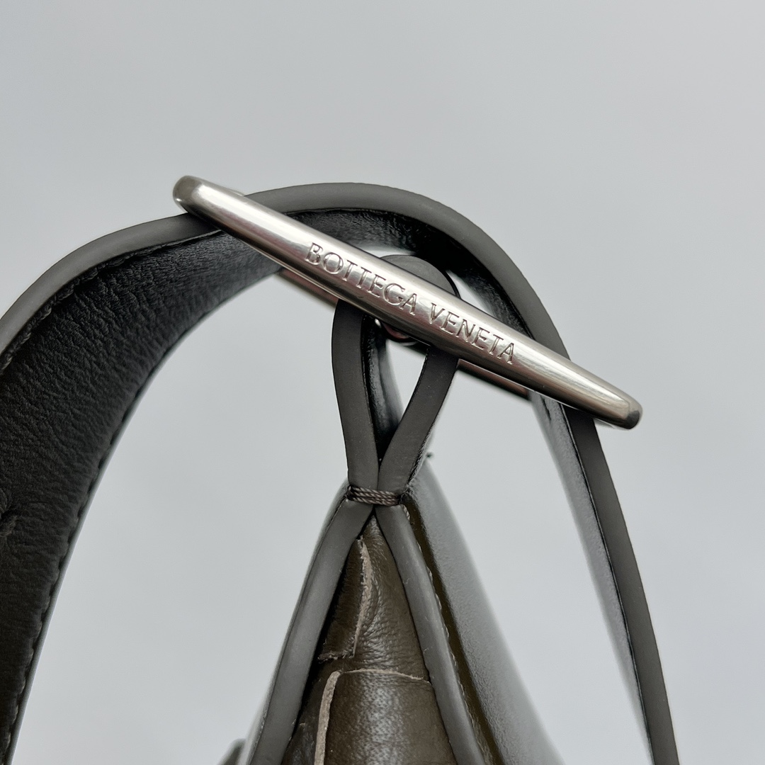 中号 BV 葆蝶家  Hobo Intrecciato 编织设计 购物袋 流浪手提袋 斜款包 男款  鹿皮  深卡其色 806974