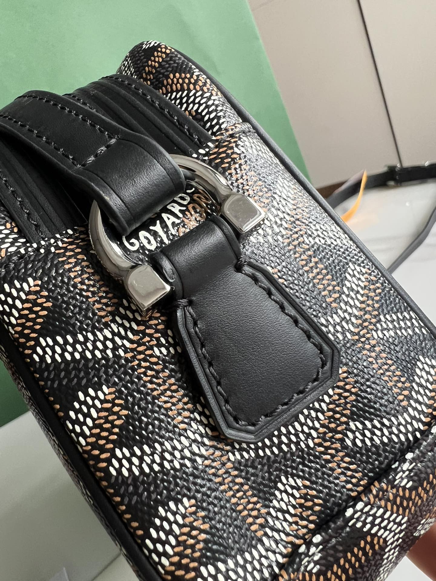 戈雅 GOYARD Cap-Vert Y  字老花满印抗压皮革手柄 帆布拼牛皮 相机包  CAPVE2PMLTY 黑棕色