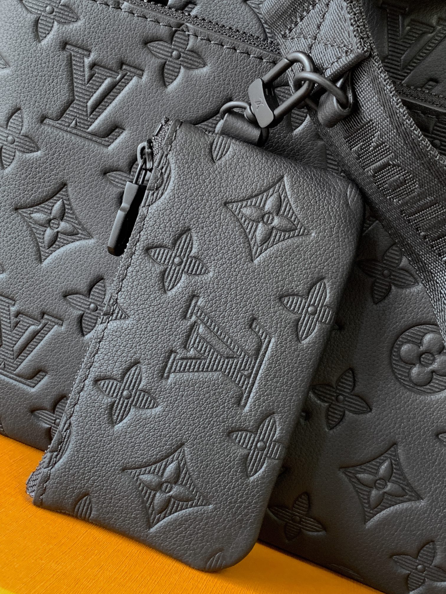 LOUIS VUITTON  Trio 全钢五金 经典老花 印花 拉链 涂层帆布 三合一 单肩斜挎包 黑色  A0 M46602