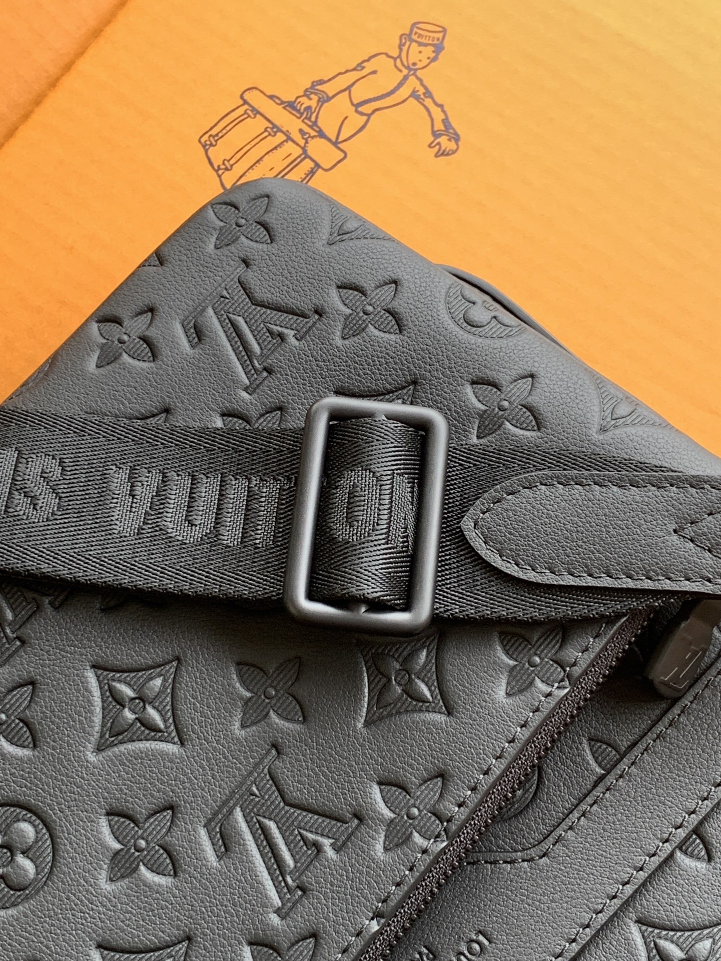 LOUIS VUITTON  Trio 全钢五金 经典老花 印花 拉链 涂层帆布 三合一 单肩斜挎包 黑色  A0 M46602