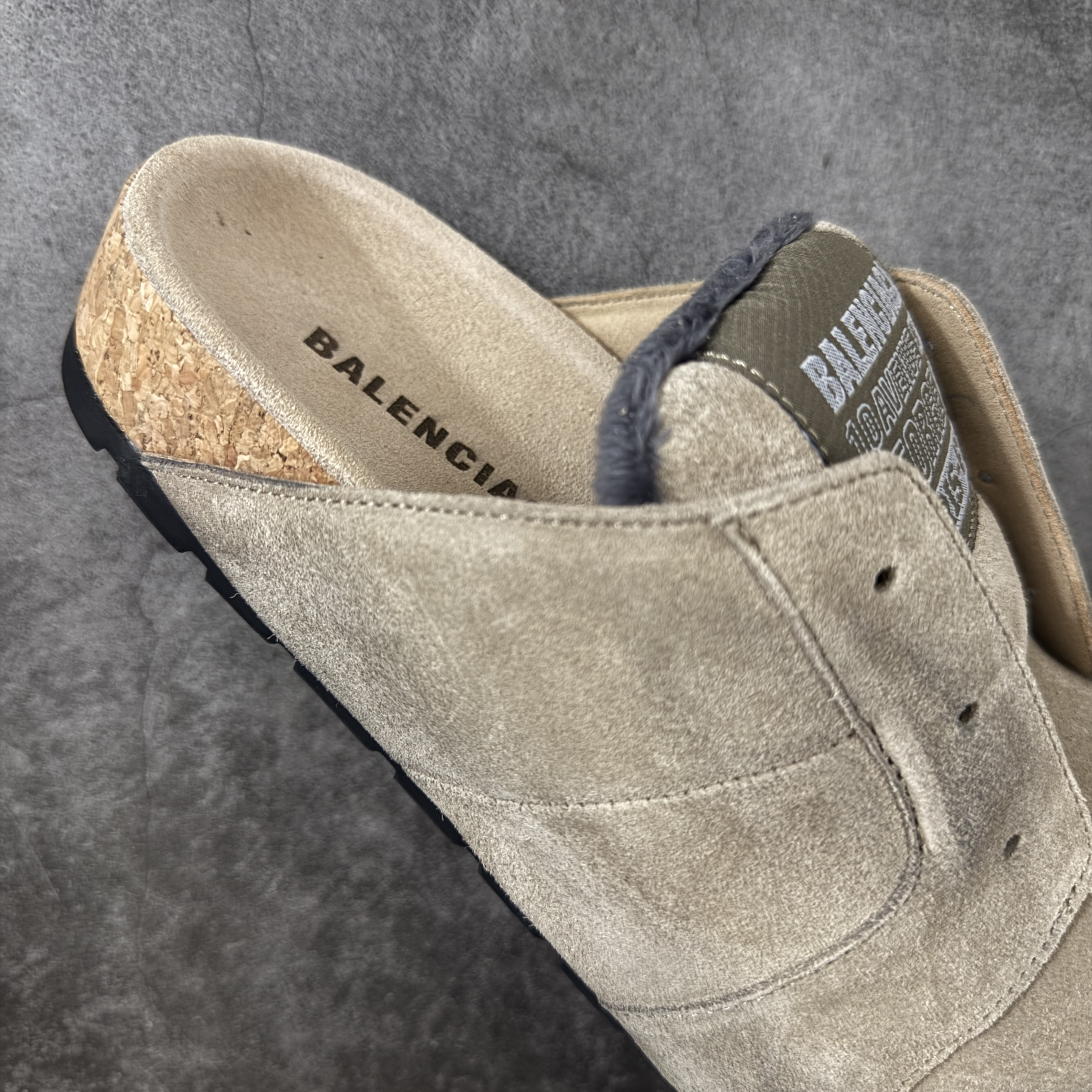 Balenciaga巴黎世家 Dumbo  低筒 包头 平底  户外室内 凉拖 男款 棕色 852708WCB429099