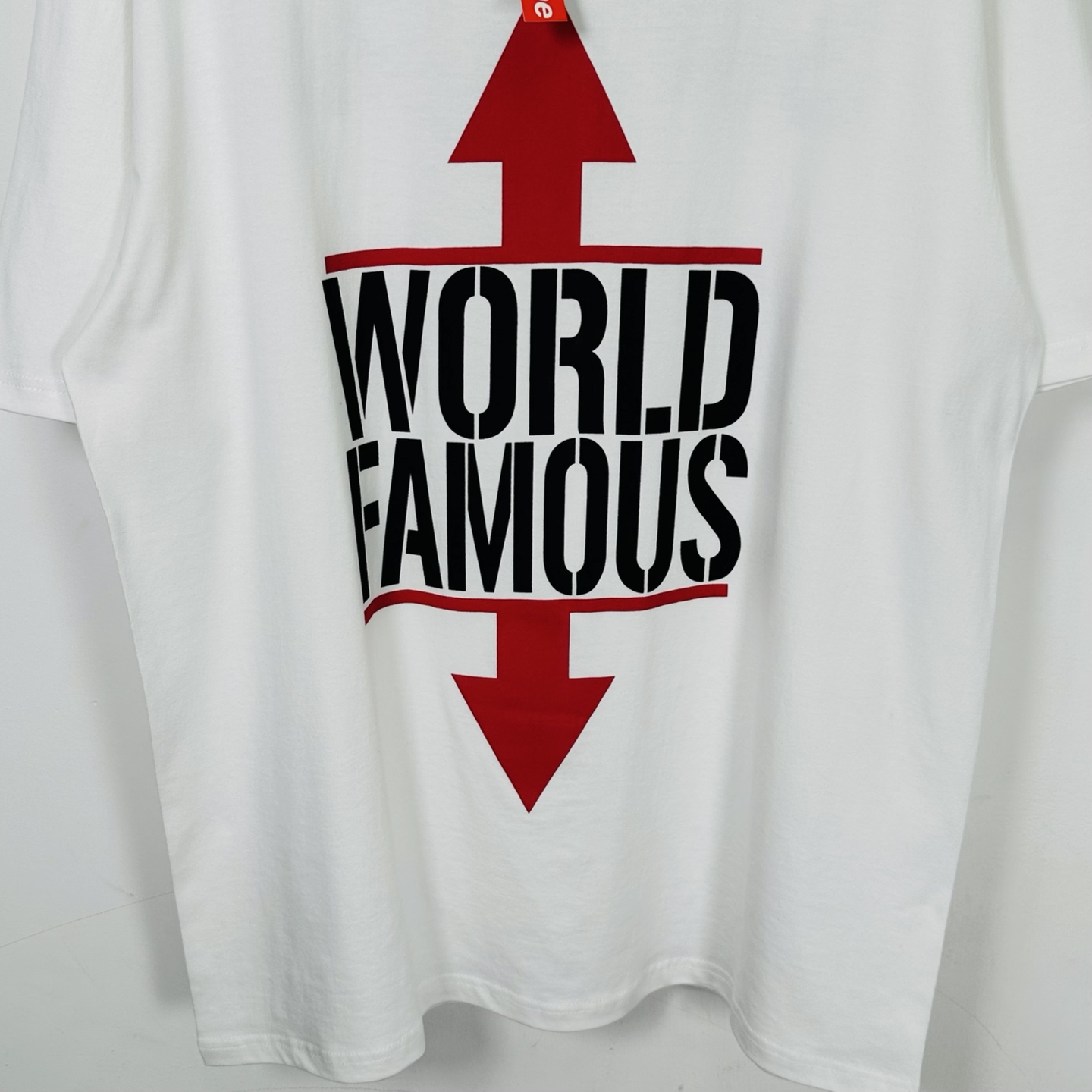 箭头T恤 SUPREME 26SS WORLD FAMOUS TEE 字母 印花 logo圆领 短袖T恤 男女同款 黑色 白色   