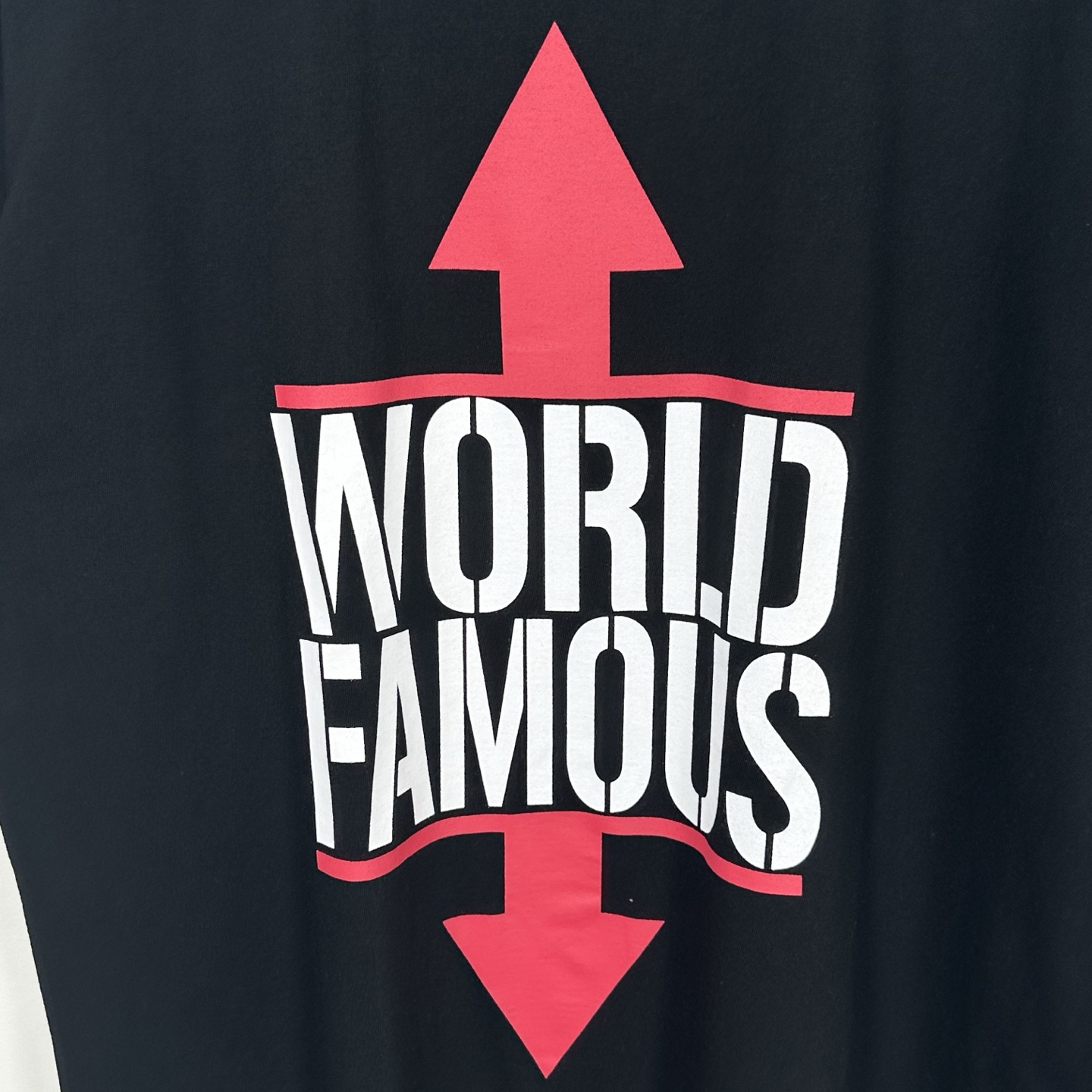 箭头T恤 SUPREME 26SS WORLD FAMOUS TEE 字母 印花 logo圆领 短袖T恤 男女同款 黑色 白色   