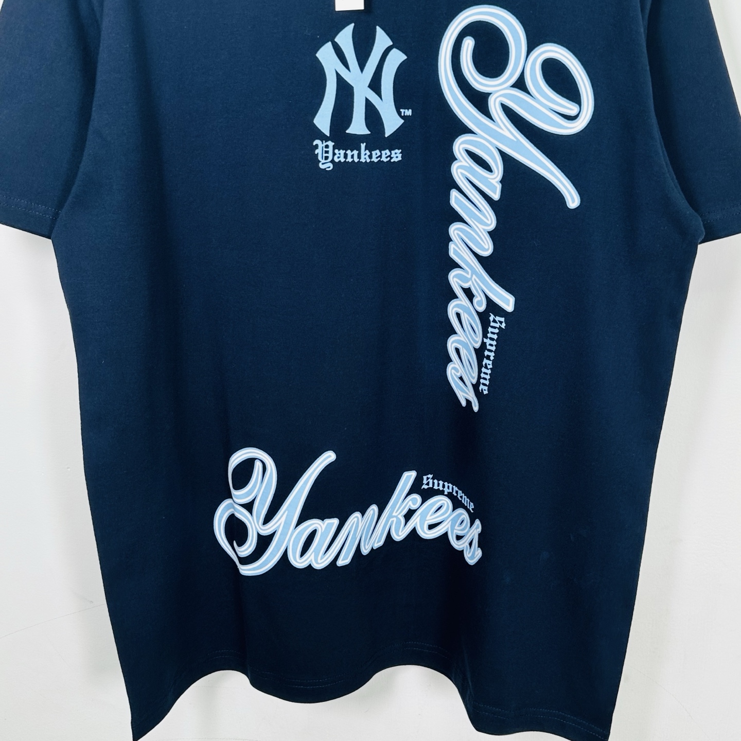 SUPREME x MLB 联名款 NEW YORK YANKEES TEE   字母 印花 logo圆领 短袖T恤 男女同款 黑色 白色   