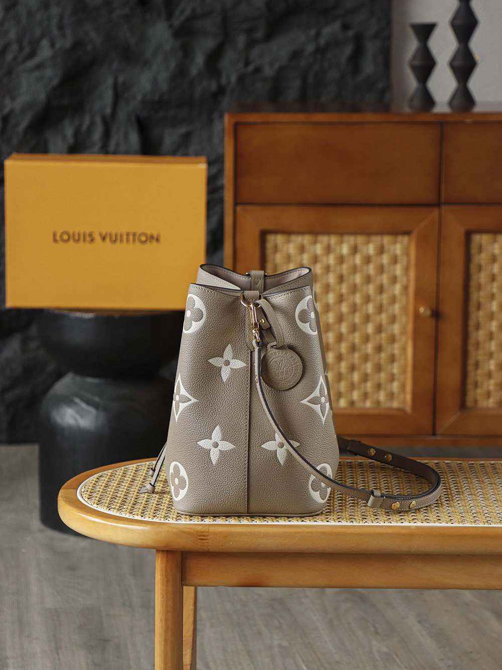 LOUIS VUITTON NEONOE 全钢五金 经典老花 印花 拉链 涂层帆布  单肩斜挎包 黑色  A0 M45555