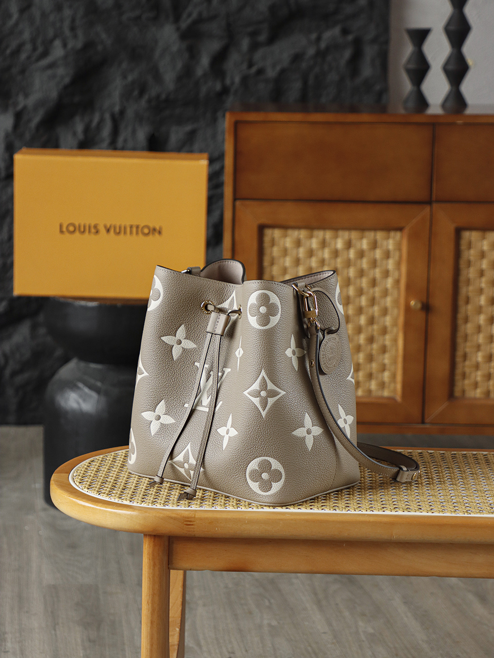 LOUIS VUITTON NEONOE 全钢五金 经典老花 印花 拉链 涂层帆布  单肩斜挎包 黑色  A0 M45555