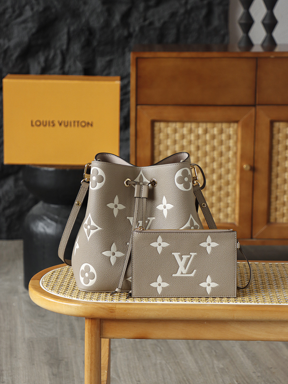 LOUIS VUITTON NEONOE 全钢五金 经典老花 印花 拉链 涂层帆布  单肩斜挎包 黑色  A0 M45555