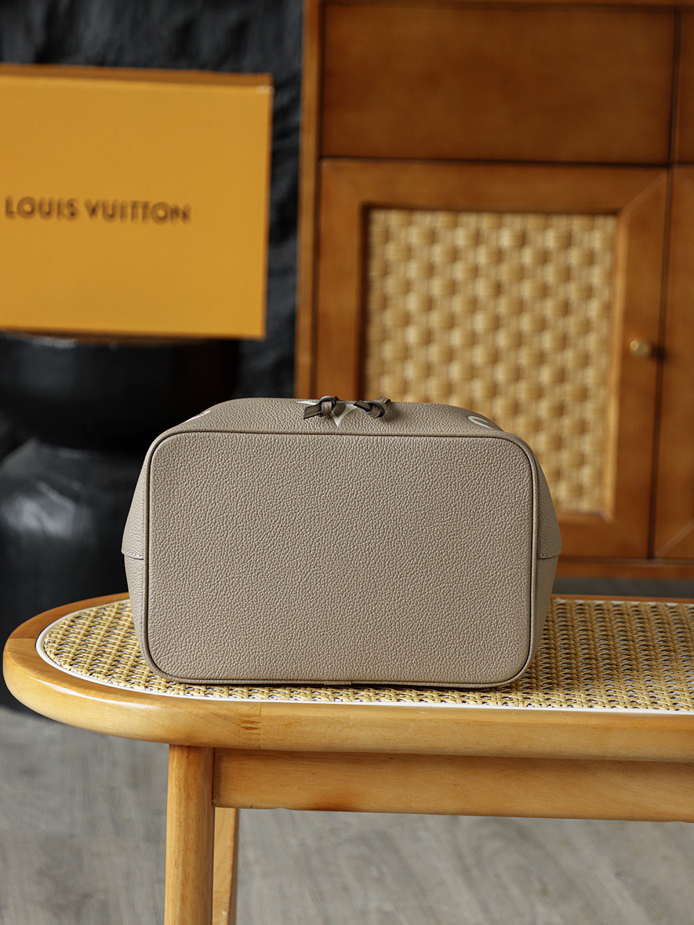 LOUIS VUITTON NEONOE 全钢五金 经典老花 印花 拉链 涂层帆布  单肩斜挎包 黑色  A0 M45555