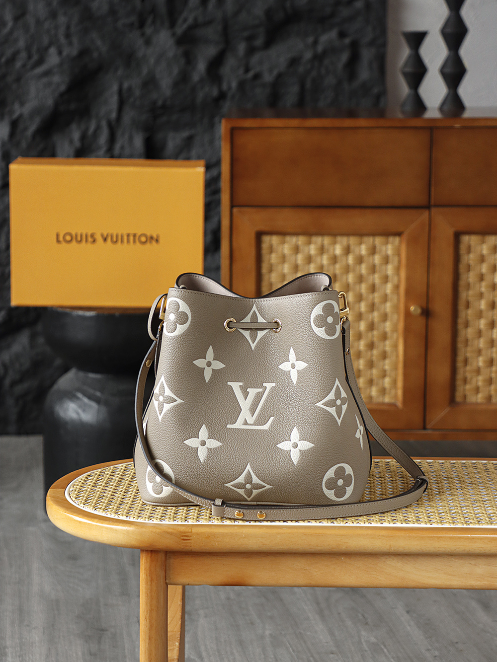 LOUIS VUITTON NEONOE 全钢五金 经典老花 印花 拉链 涂层帆布  单肩斜挎包 黑色  A0 M45555