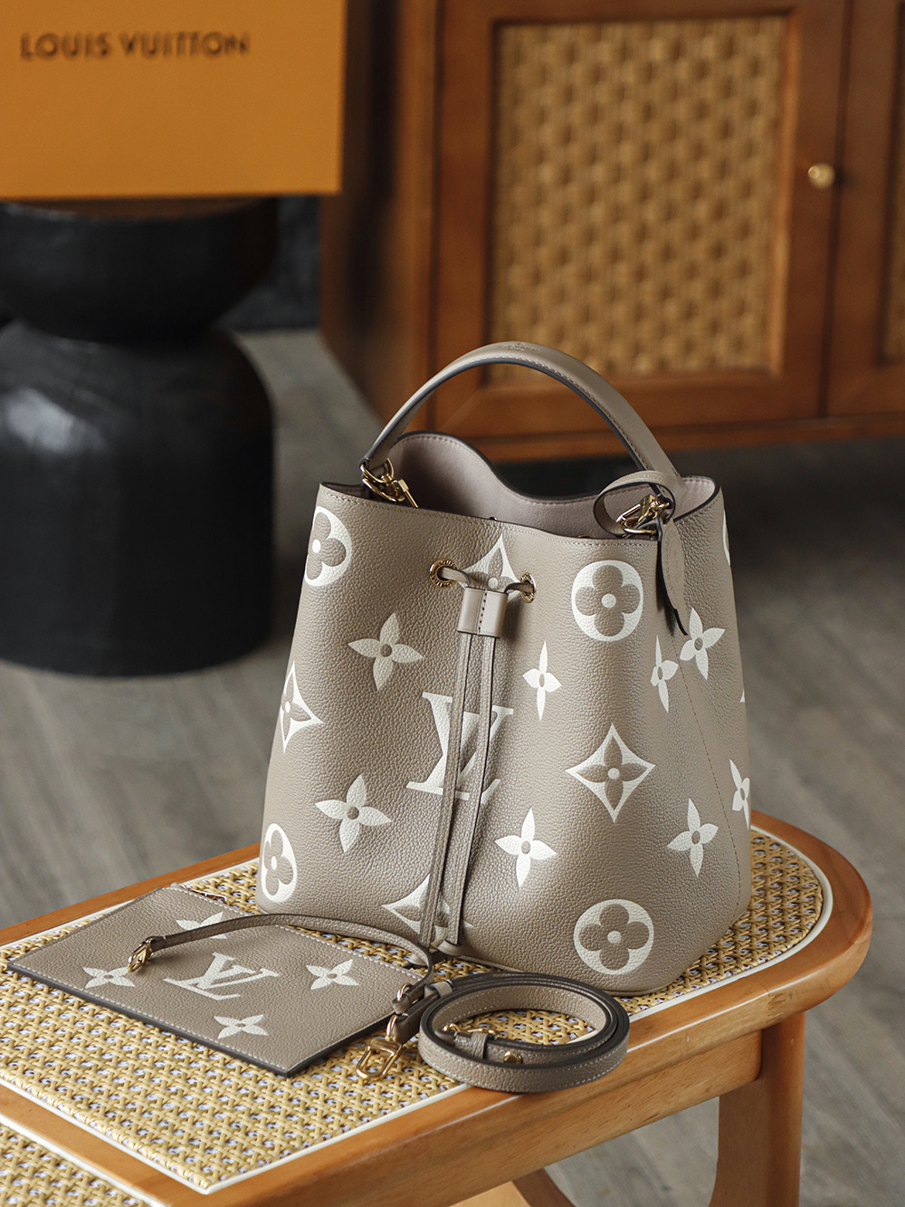 LOUIS VUITTON NEONOE 全钢五金 经典老花 印花 拉链 涂层帆布  单肩斜挎包 黑色  A0 M45555