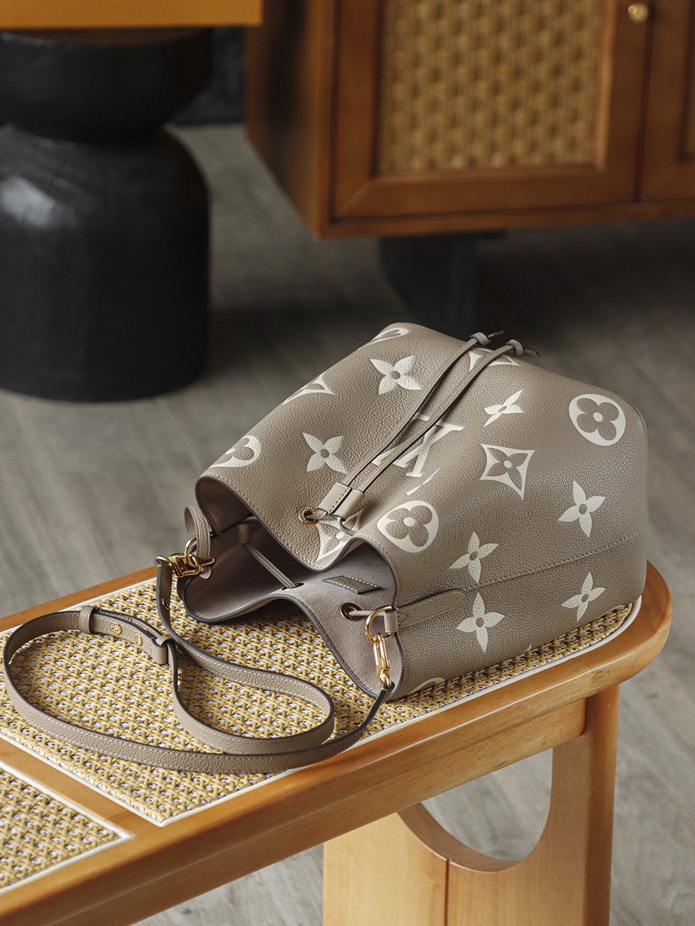 LOUIS VUITTON NEONOE 全钢五金 经典老花 印花 拉链 涂层帆布  单肩斜挎包 黑色  A0 M45555