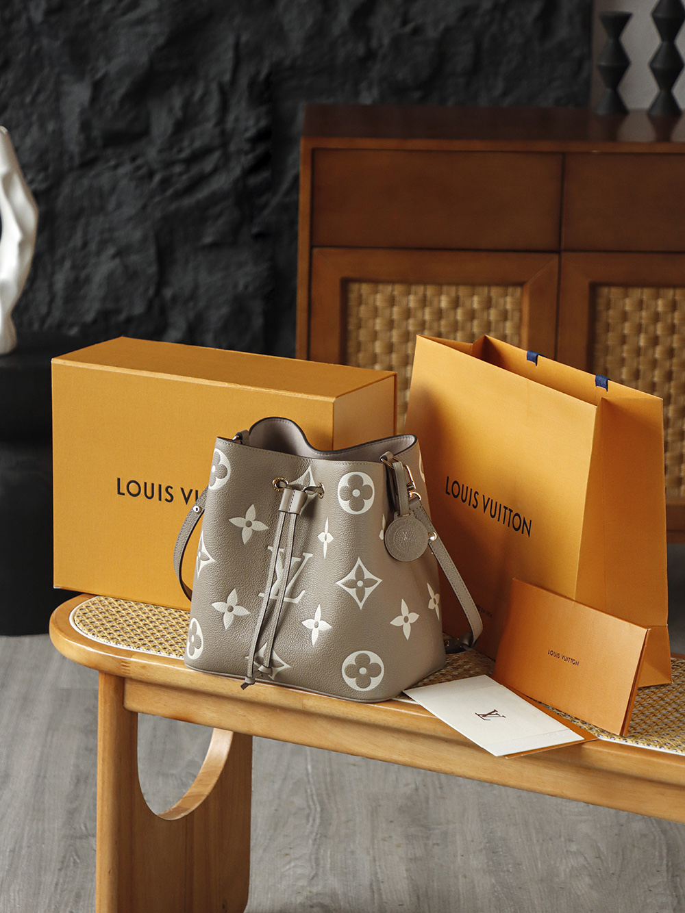 LOUIS VUITTON NEONOE 全钢五金 经典老花 印花 拉链 涂层帆布  单肩斜挎包 黑色  A0 M45555