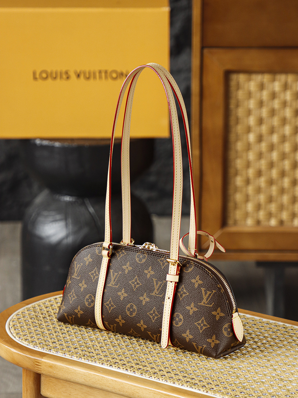 Louis Vuitton LV SQUIRE EAST WEST Travel Bag — Monogram Canvas with Gold-Tone Hardware — 1:1 Top-Tier Replica (A0 M28953)