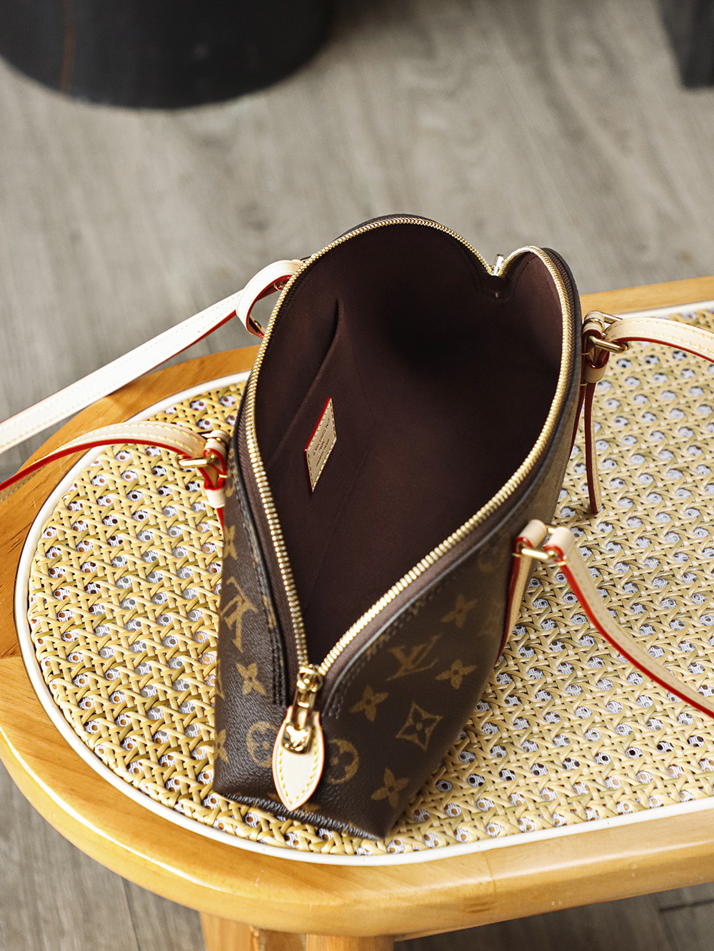 Louis Vuitton LV SQUIRE EAST WEST Travel Bag — Monogram Canvas with Gold-Tone Hardware — 1:1 Top-Tier Replica (A0 M28953)