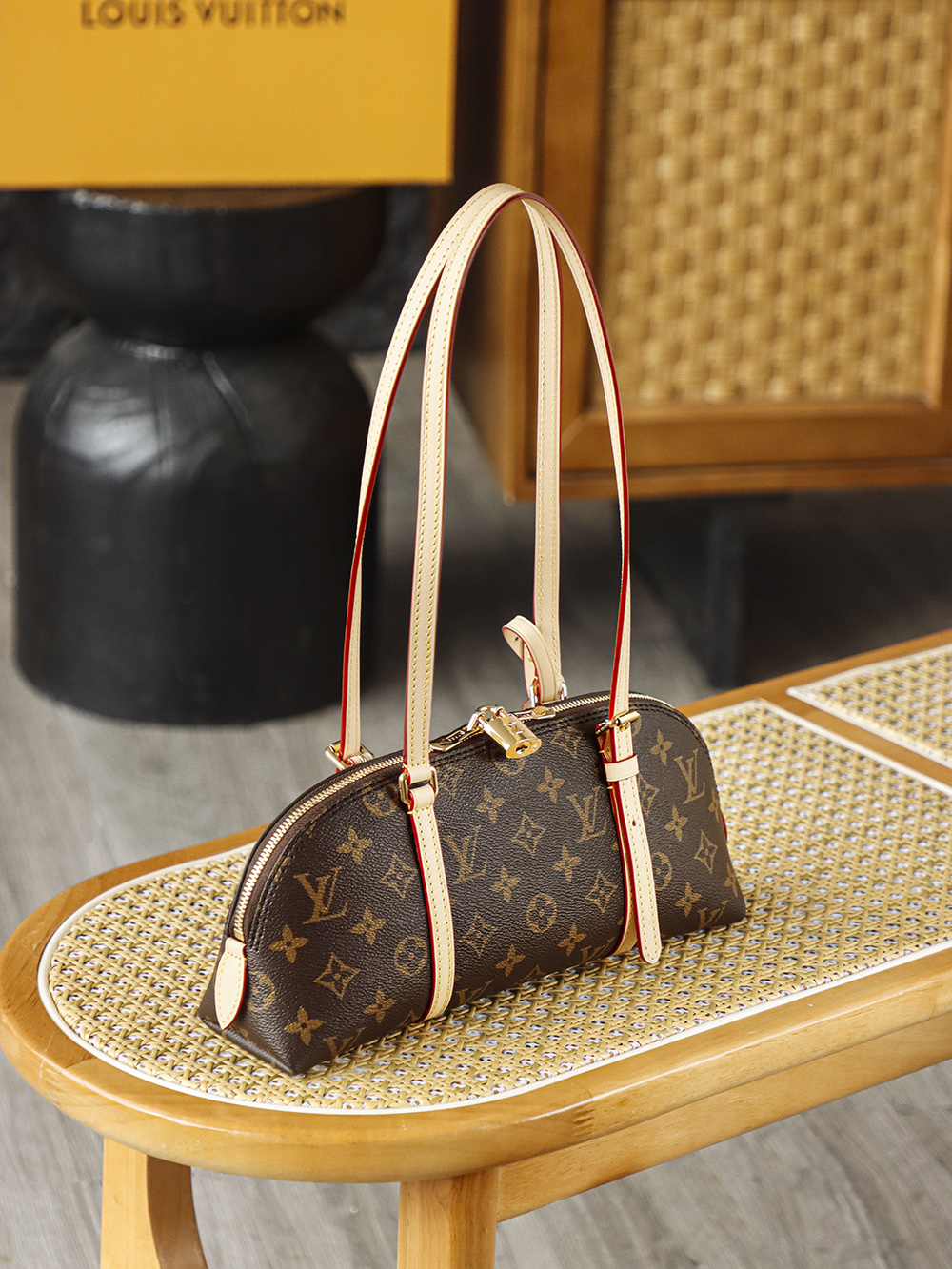 Louis Vuitton LV SQUIRE EAST WEST Travel Bag — Monogram Canvas with Gold-Tone Hardware — 1:1 Top-Tier Replica (A0 M28953)