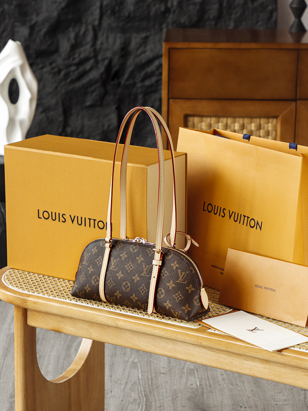 Louis Vuitton LV SQUIRE EAST WEST Travel Bag — Monogram Canvas with Gold-Tone Hardware — 1:1 Top-Tier Replica (A0 M28953)