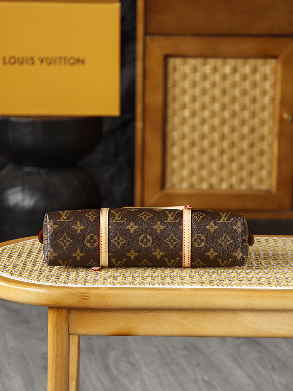 Louis Vuitton LV SQUIRE EAST WEST Travel Bag — Monogram Canvas with Gold-Tone Hardware — 1:1 Top-Tier Replica (A0 M28953)