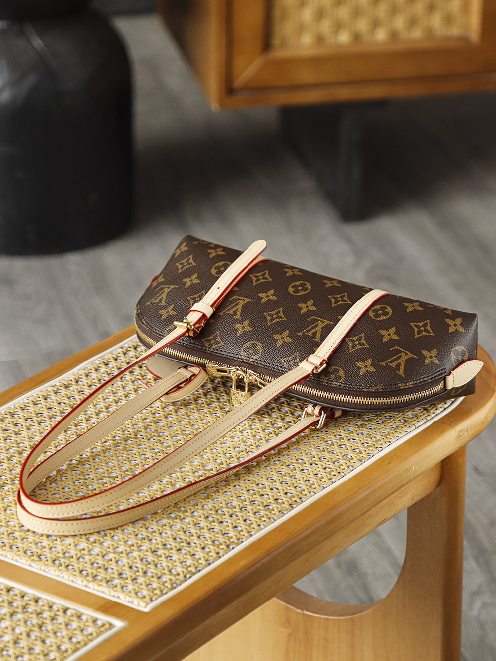 Louis Vuitton LV SQUIRE EAST WEST Travel Bag — Monogram Canvas with Gold-Tone Hardware — 1:1 Top-Tier Replica (A0 M28953)