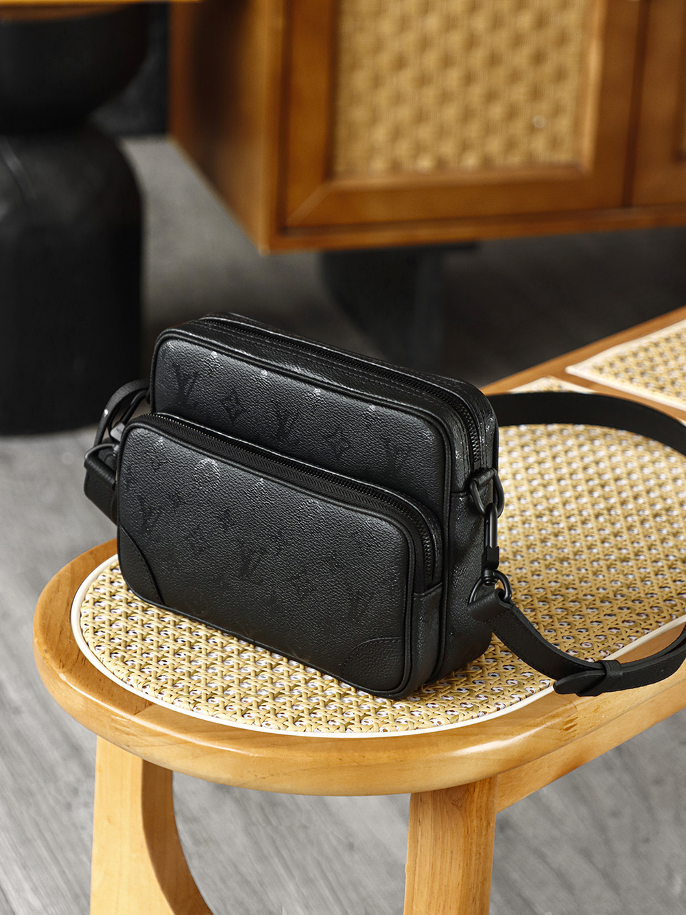 Louis Vuitton Nil  Monogram Midnight LV Travel Bag — Monogram Canvas with Gold-Tone Hardware — 1:1 Top-Tier Replica (A0 M26783)