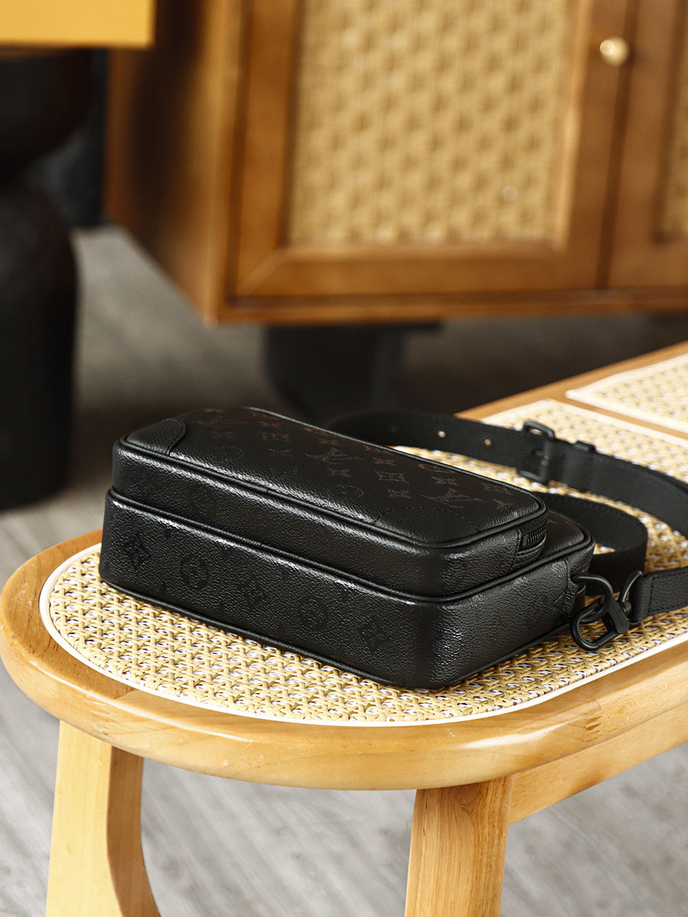 Louis Vuitton Nil  Monogram Midnight LV Travel Bag — Monogram Canvas with Gold-Tone Hardware — 1:1 Top-Tier Replica (A0 M26783)