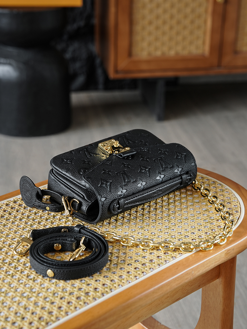 Louis Vuitton Pochette Metis East West LV Travel Bag — Monogram Canvas with Gold-Tone Hardware — 1:1 Top-Tier Replica (A0 M46595)