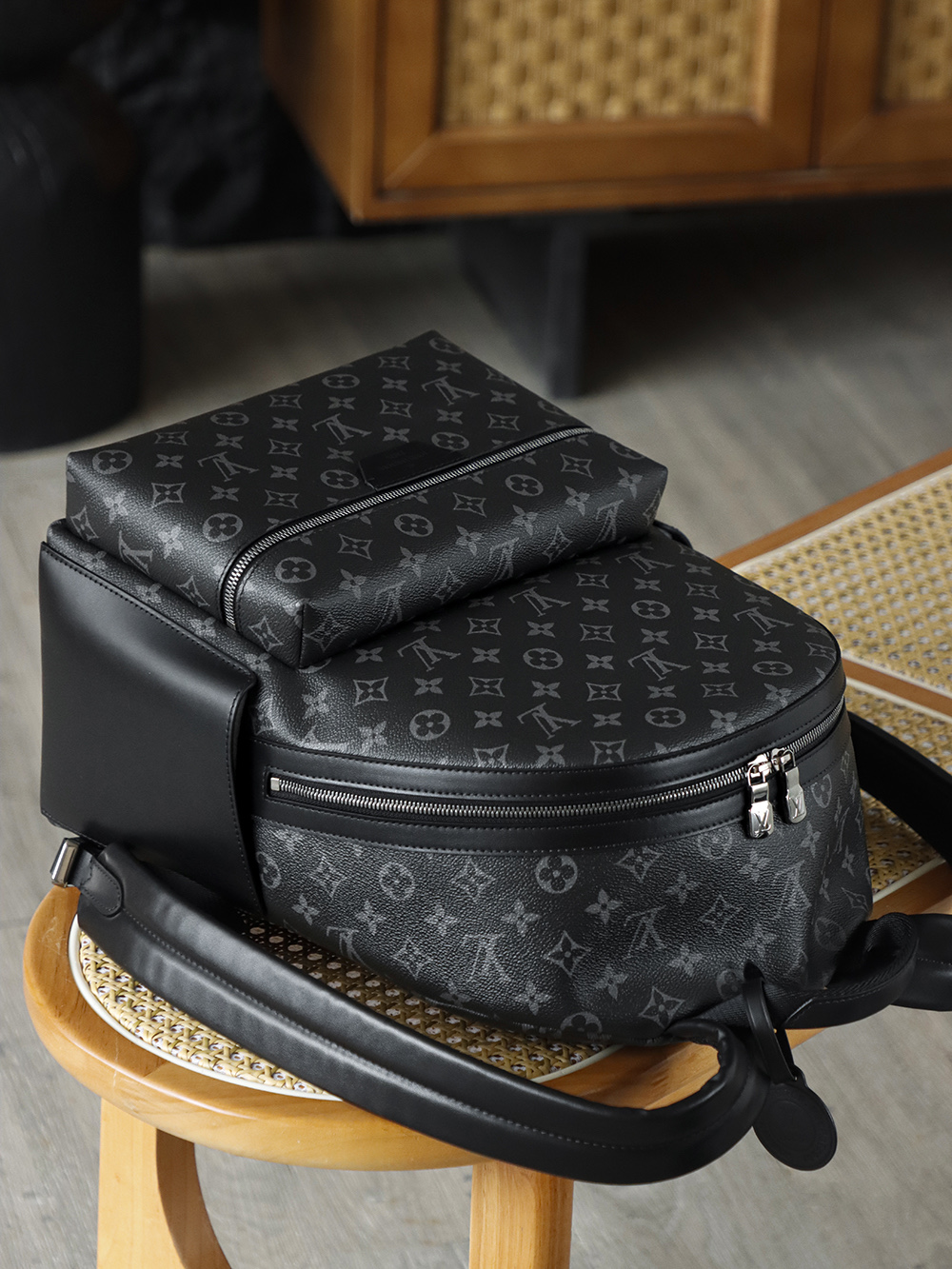 Louis Vuitton DISCOVERY  LV Travel Bag — Monogram Canvas with Gold-Tone Hardware — 1:1 Top-Tier Replica (A0 M22558)