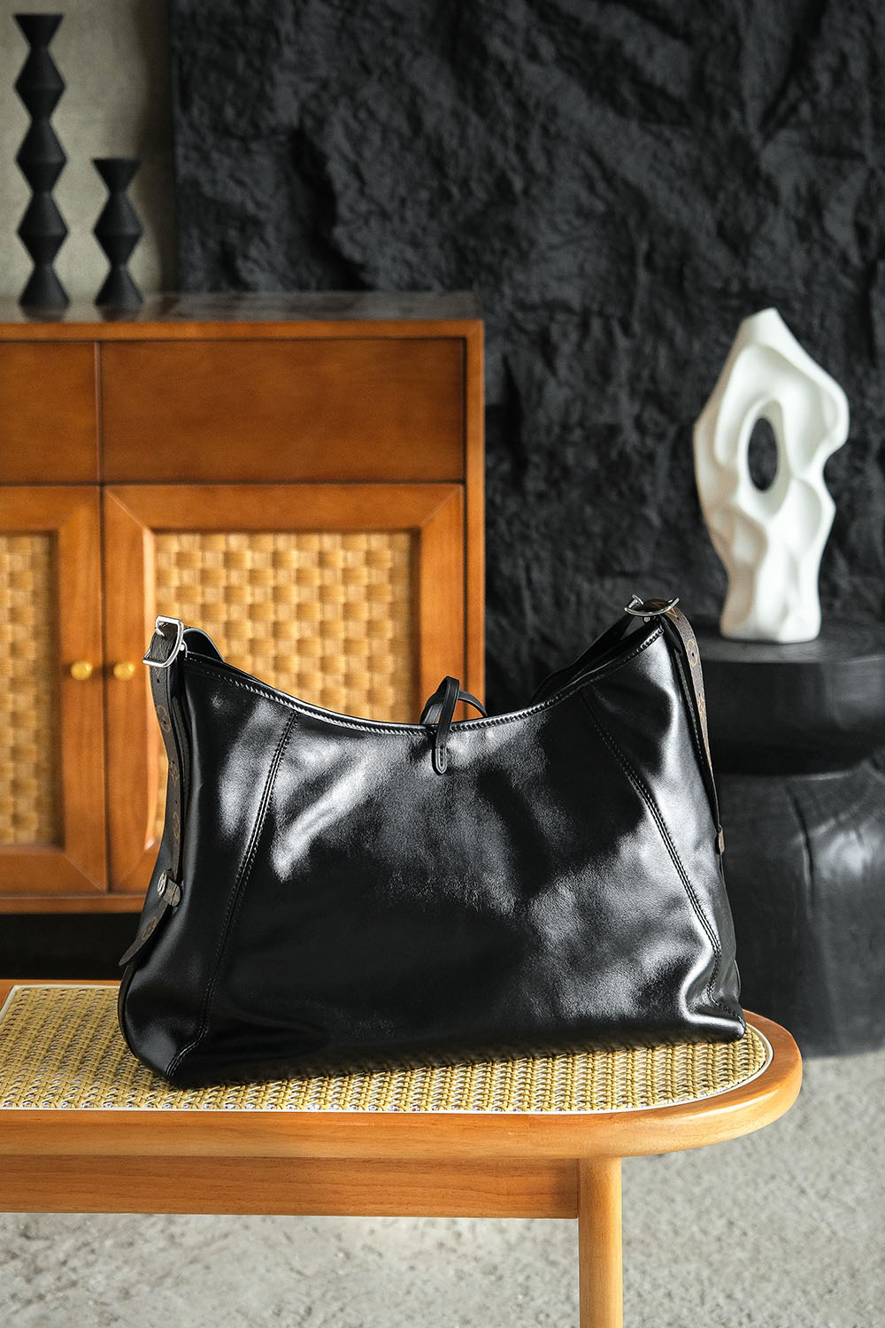 Louis Vuitton Carryall Dark MM LV Travel Bag — Monogram Canvas with Gold-Tone Hardware — 1:1 Top-Tier Replica 托特 (A0 M25143)