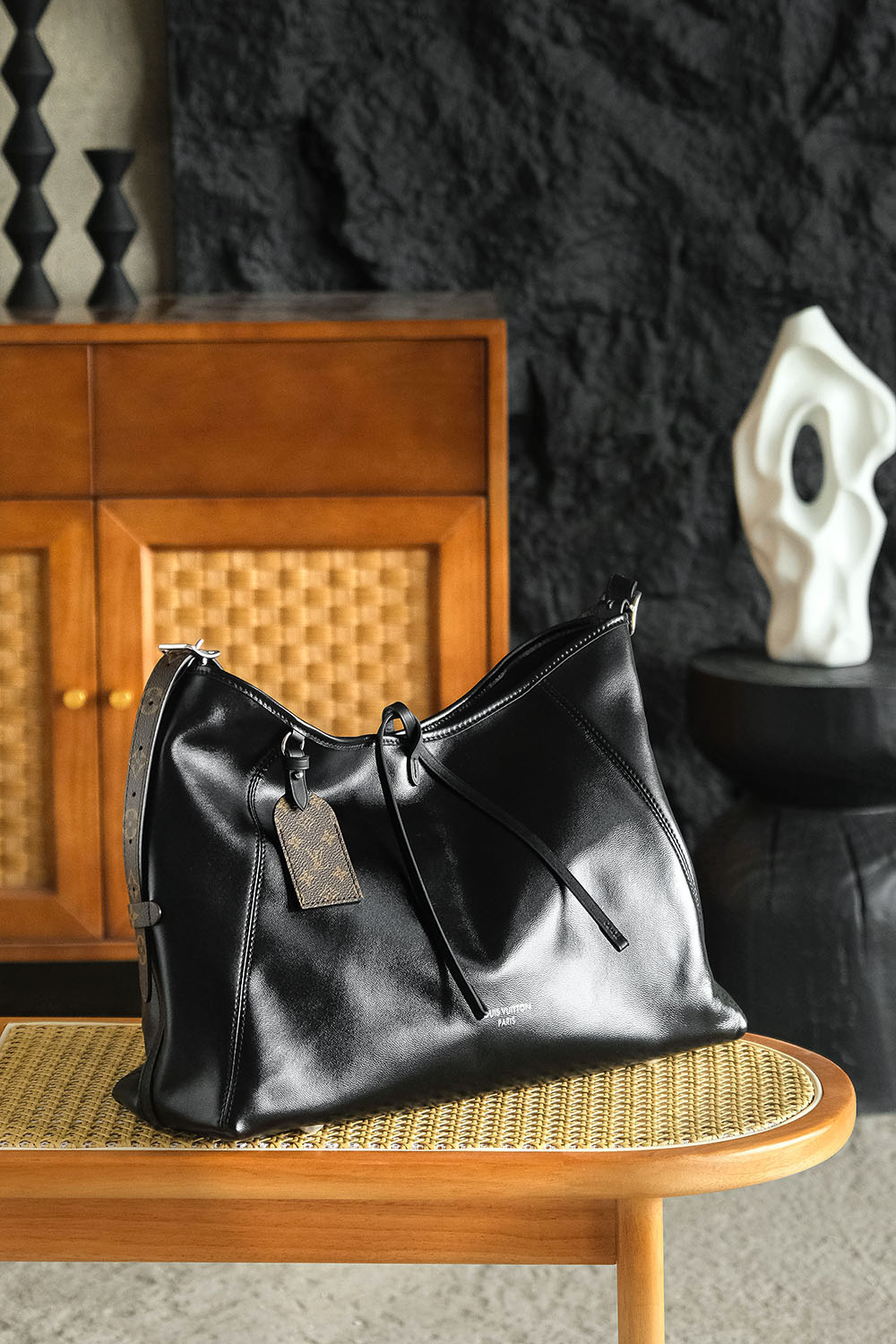 Louis Vuitton Carryall Dark MM LV Travel Bag — Monogram Canvas with Gold-Tone Hardware — 1:1 Top-Tier Replica 托特 (A0 M25143)