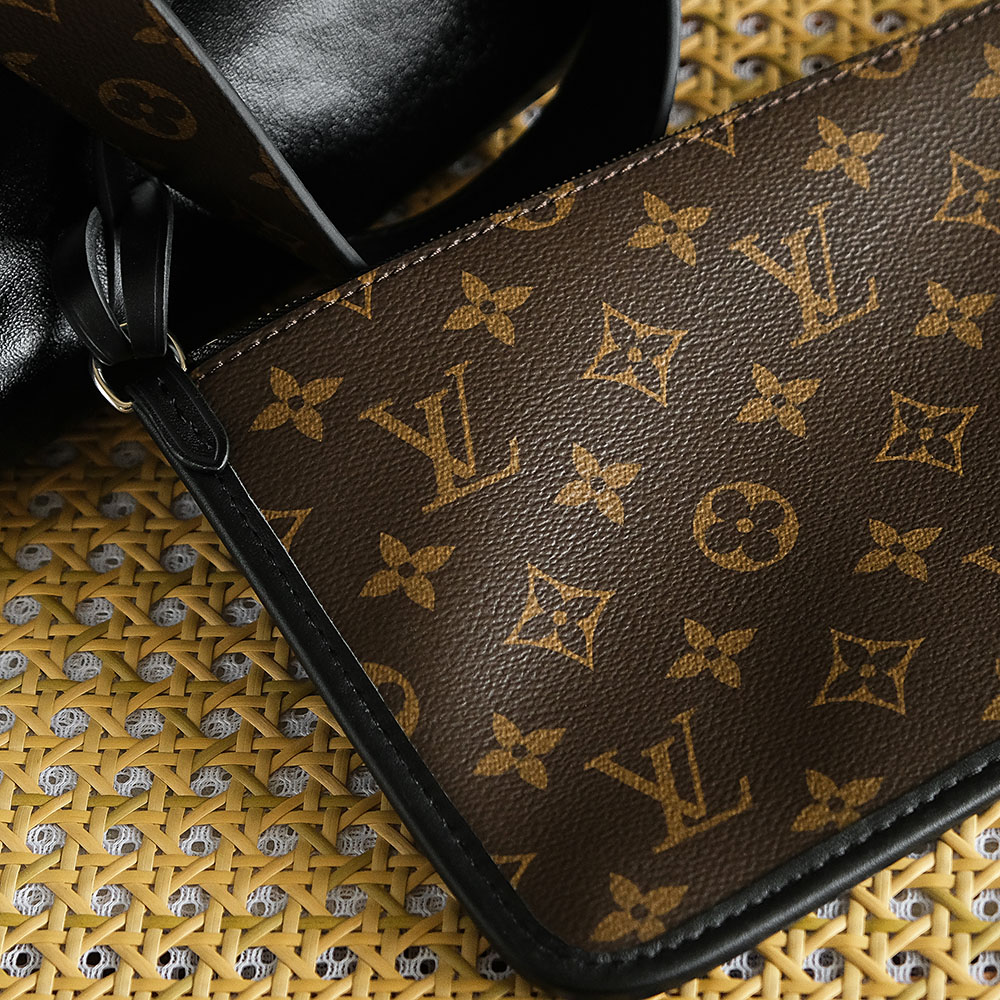 Louis Vuitton Carryall Dark MM LV Travel Bag — Monogram Canvas with Gold-Tone Hardware — 1:1 Top-Tier Replica 托特 (A0 M25143)
