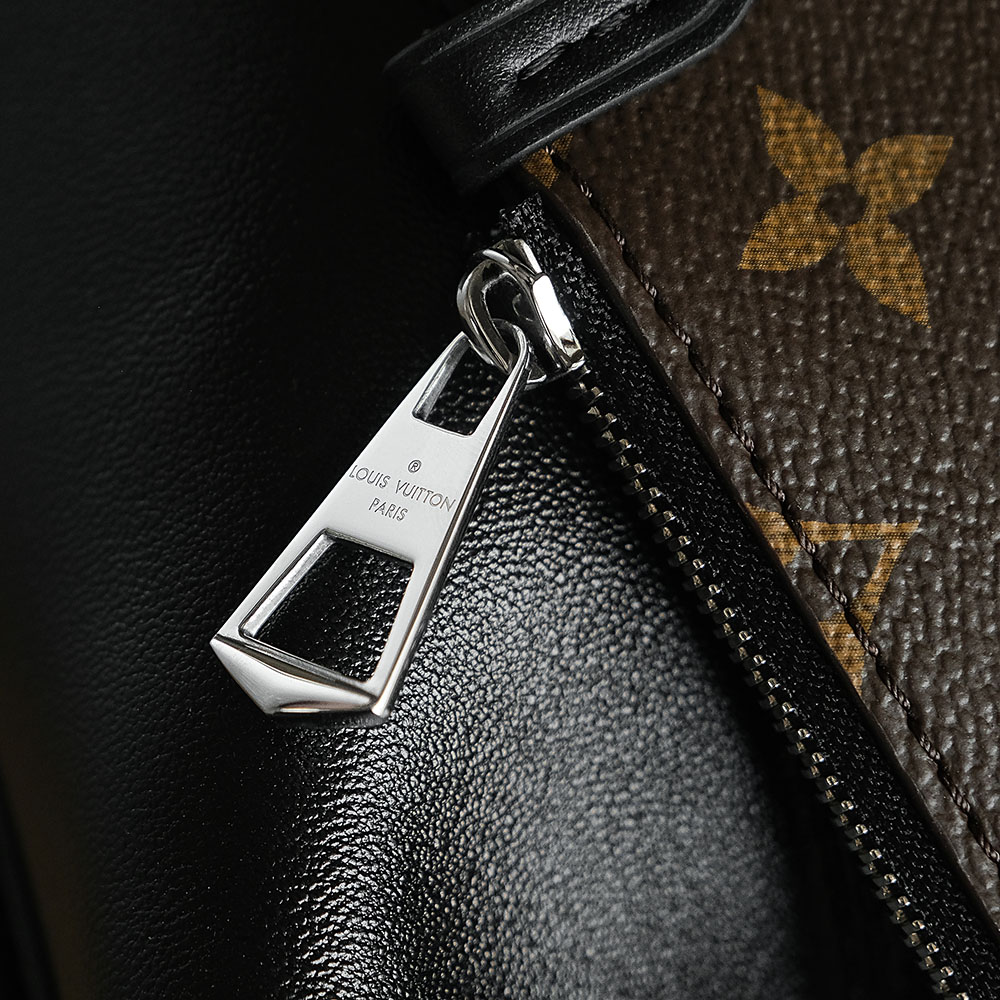 Louis Vuitton Carryall Dark MM LV Travel Bag — Monogram Canvas with Gold-Tone Hardware — 1:1 Top-Tier Replica 托特 (A0 M25143)