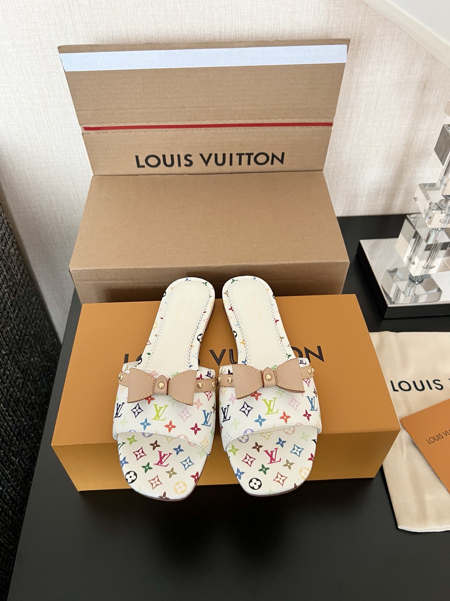 LOUIS VUITTON  村上隆  Takashi Murakami 6AM 联名款 圆头套脚 一字拖鞋女款白色  1AGZUU