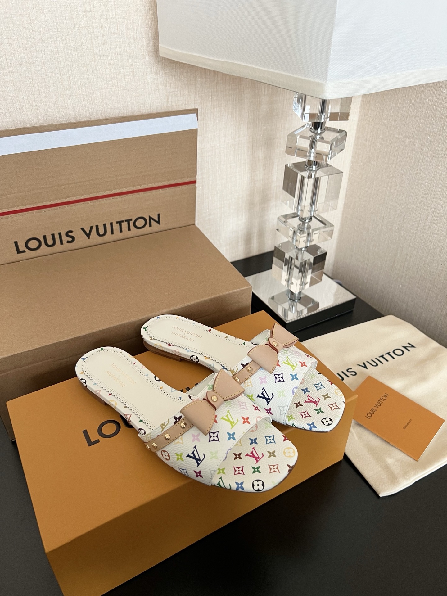 LOUIS VUITTON  村上隆  Takashi Murakami 6AM 联名款 圆头套脚 一字拖鞋女款白色  1AGZUU