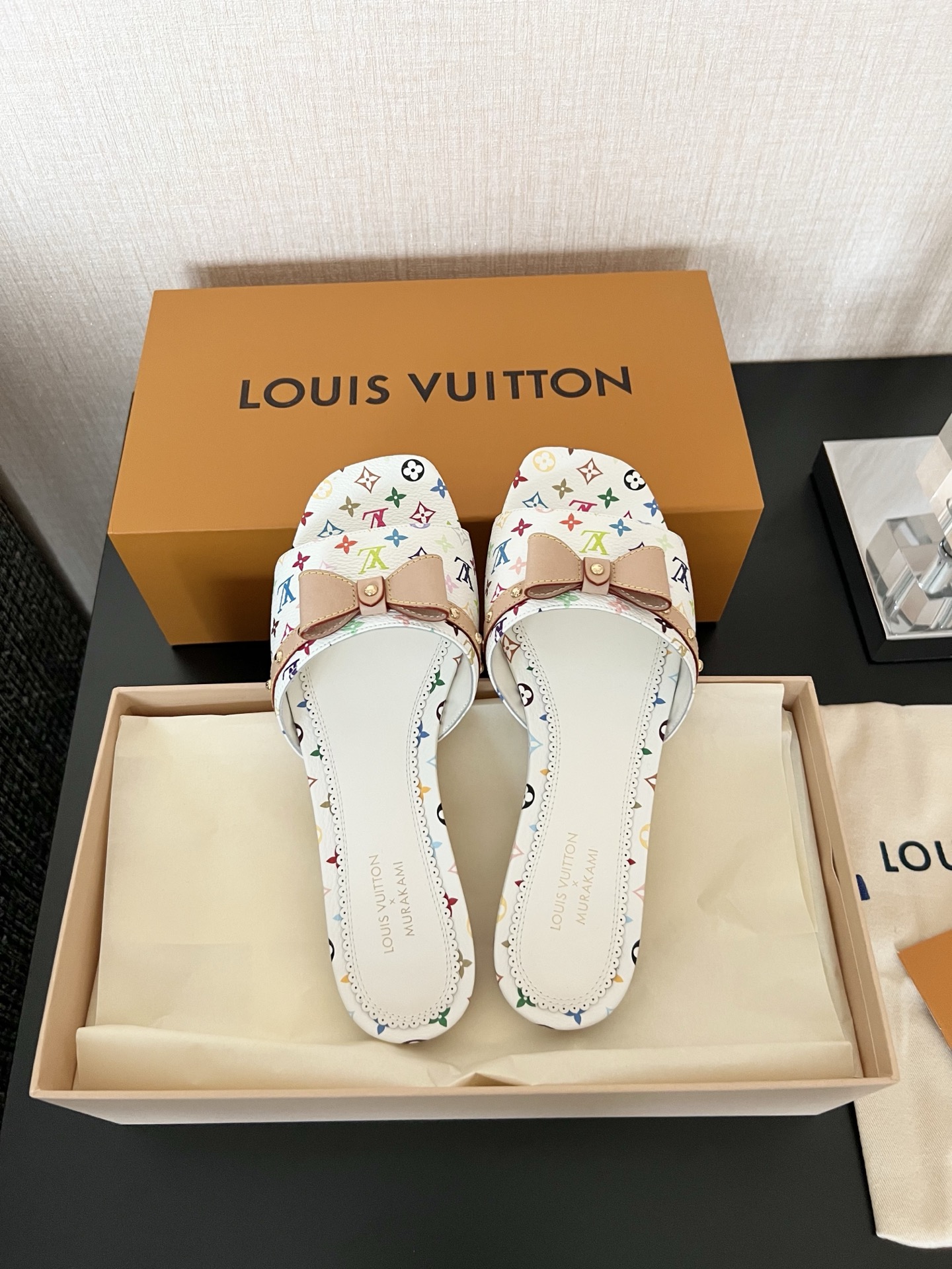 LOUIS VUITTON  村上隆  Takashi Murakami 6AM 联名款 圆头套脚 一字拖鞋女款白色  1AGZUU