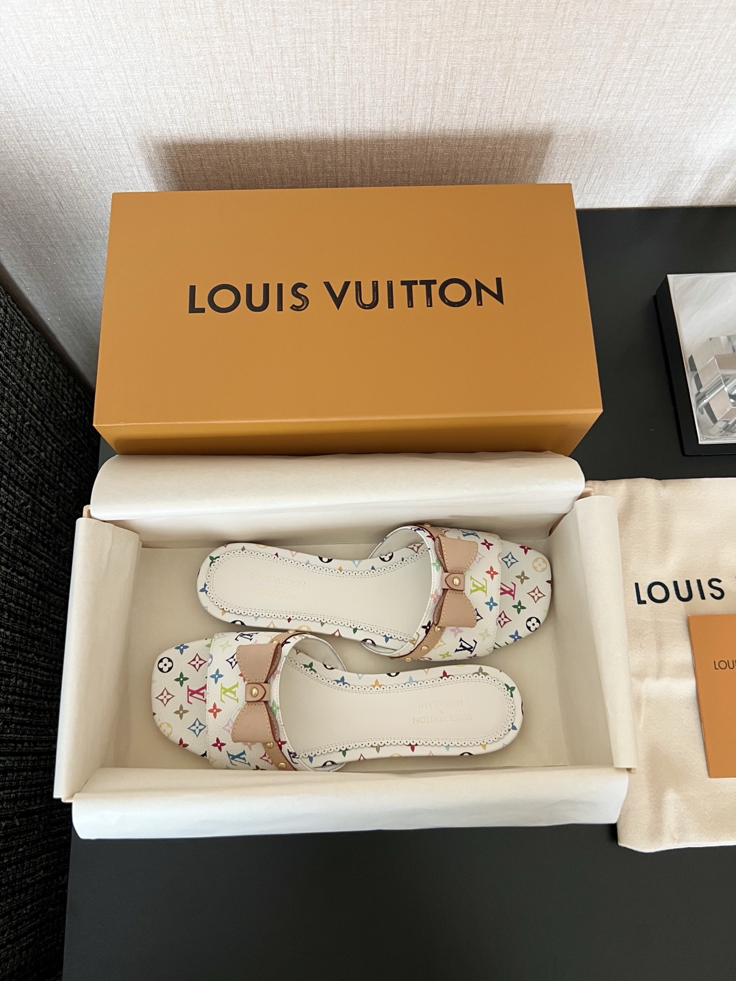 LOUIS VUITTON  村上隆  Takashi Murakami 6AM 联名款 圆头套脚 一字拖鞋女款白色  1AGZUU