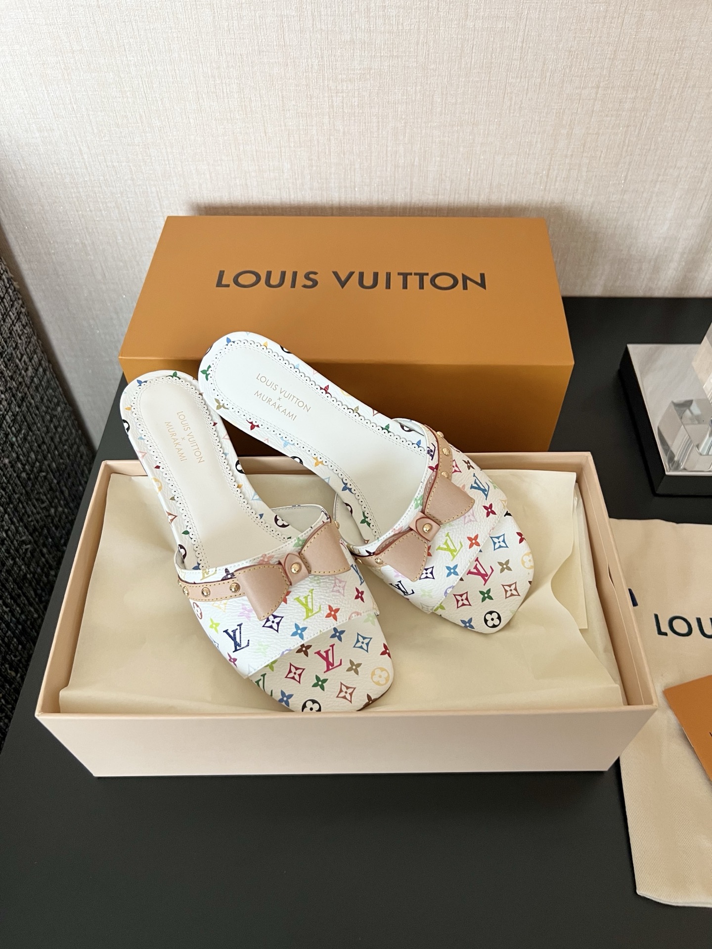 LOUIS VUITTON  村上隆  Takashi Murakami 6AM 联名款 圆头套脚 一字拖鞋女款白色  1AGZUU