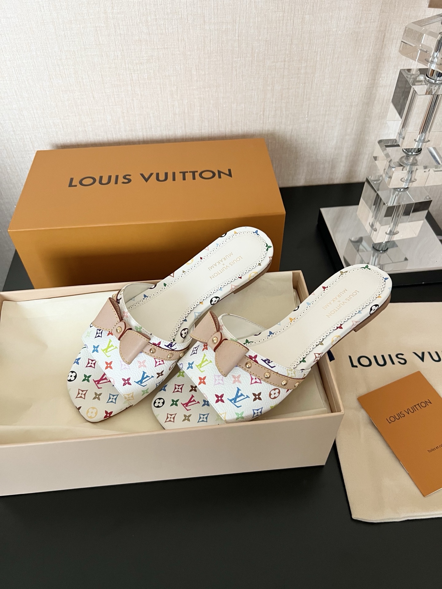 LOUIS VUITTON  村上隆  Takashi Murakami 6AM 联名款 圆头套脚 一字拖鞋女款白色  1AGZUU