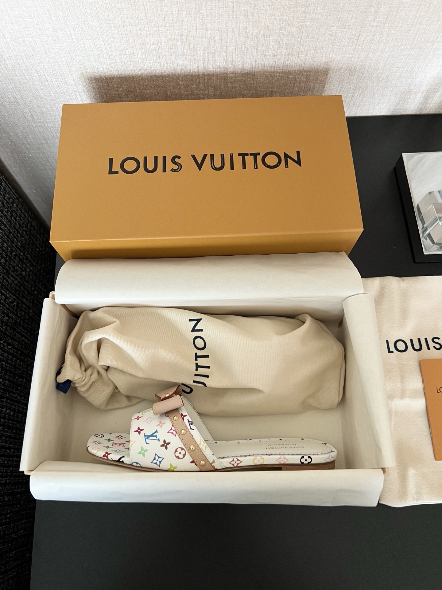 LOUIS VUITTON  村上隆  Takashi Murakami 6AM 联名款 圆头套脚 一字拖鞋女款白色  1AGZUU